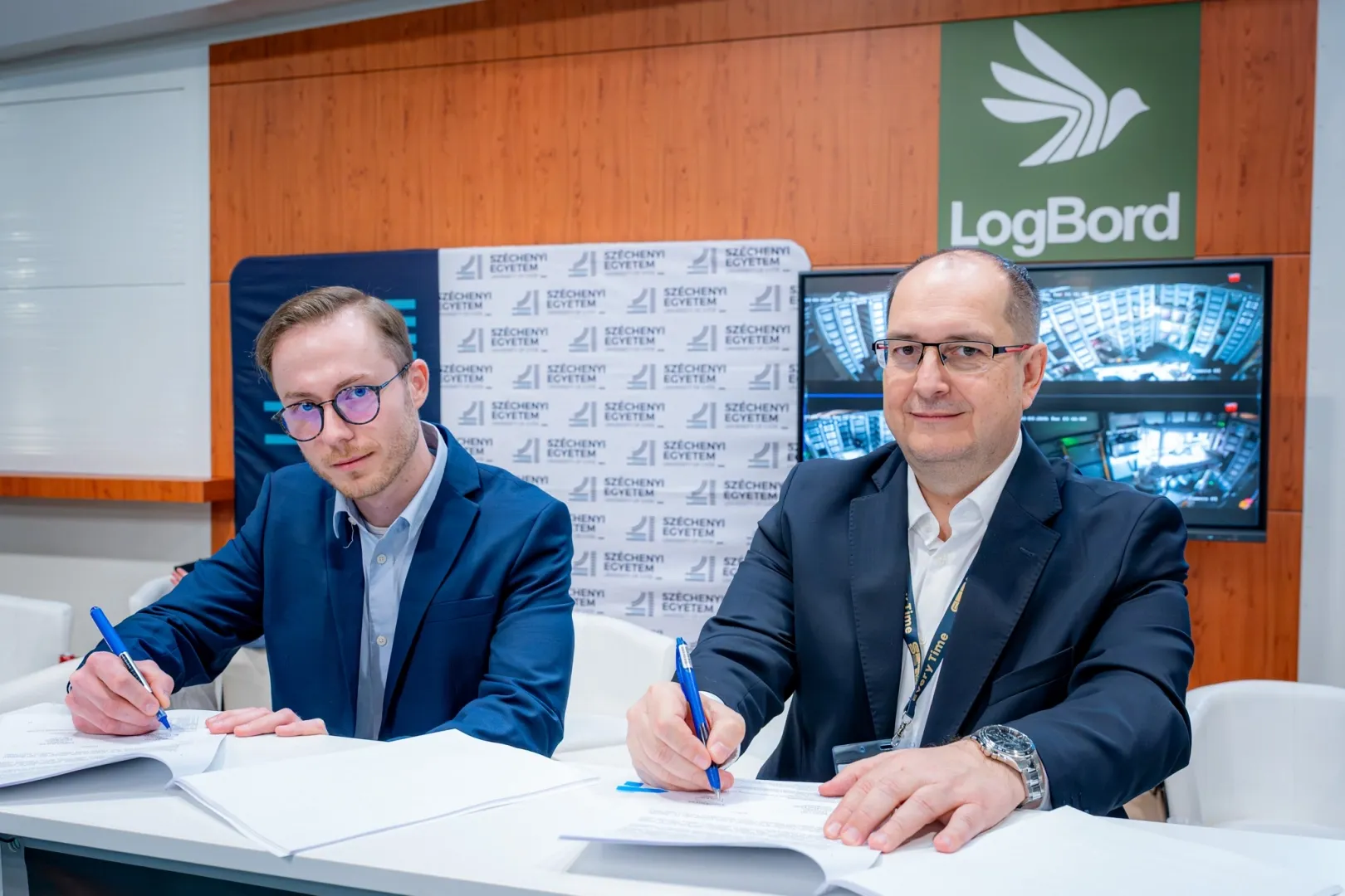 塞切尼·伊什特万大学旗下Közért+股份公司首席执行官Péter László Pőcze博士与LogBord有限公司总经理Róbert László在2026年布达佩斯SIRHA国际贸易展上签署了自动化商店合作协议。（摄影：András Adorján）